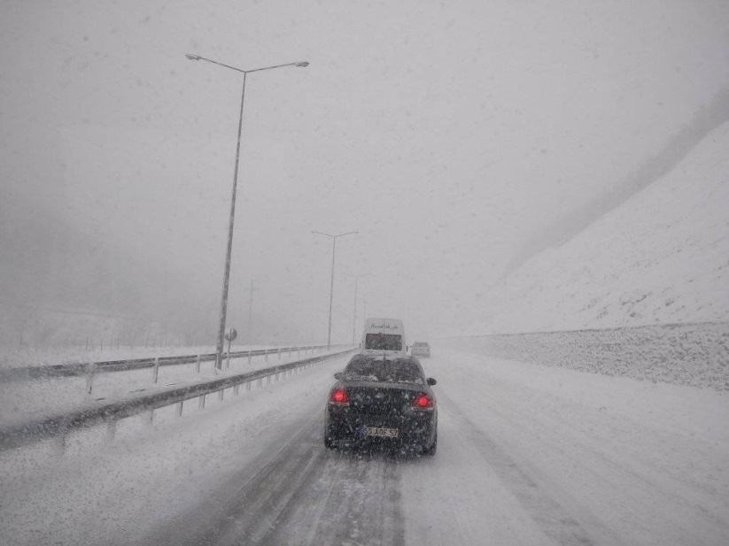 Kar yağışı Samsun-Ankara kara yolunu felç etti