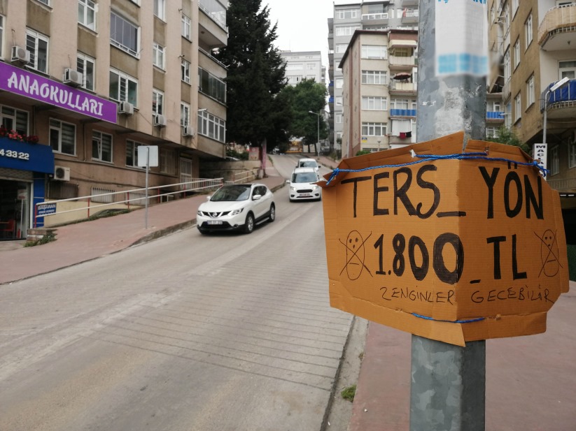 Samsun'da vatandaşlardan ters yöne giren sürücülere ilginç uyarı