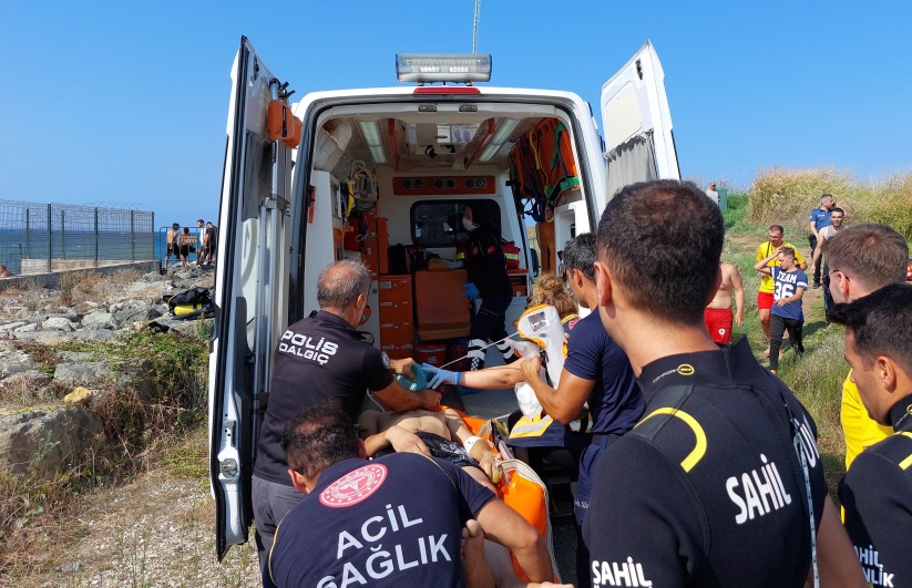 Samsun'da dalgalara kapılan genç dalgıç polisler tarafından kurtarıldı