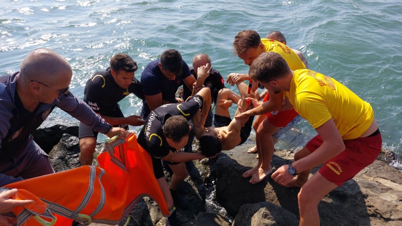 Samsun'da dalgalara kapılan genç dalgıç polisler tarafından kurtarıldı