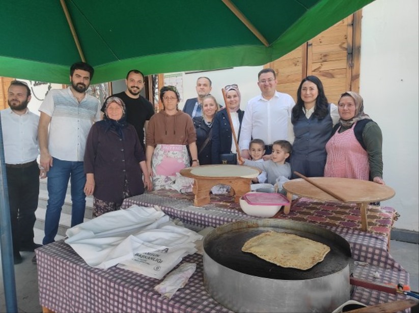 DEVA, Alaçam'da iftar sofraları için pide dağıttı