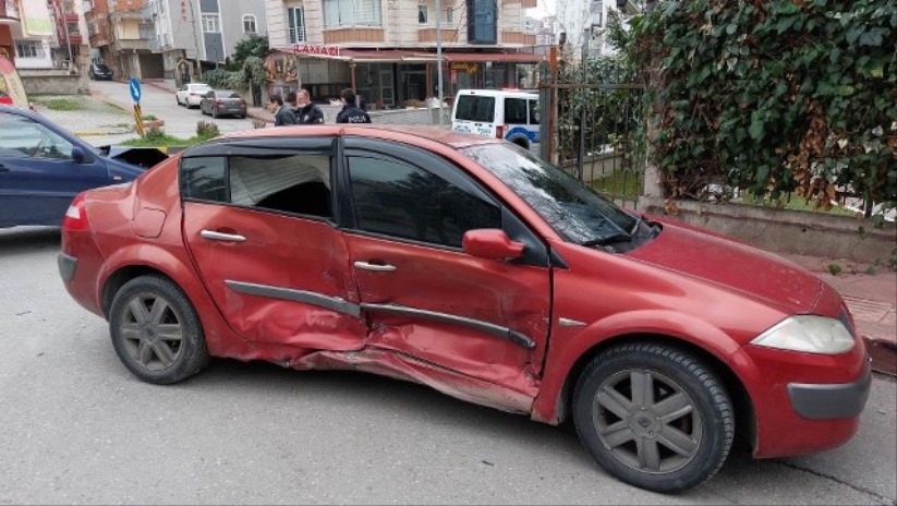 Samsun'da 3 kişinin yaralandığı kaza kamerada