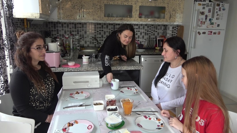 Samsunlu aile savaş mağduru anne ve kızına evlerinin kapılarını açtı