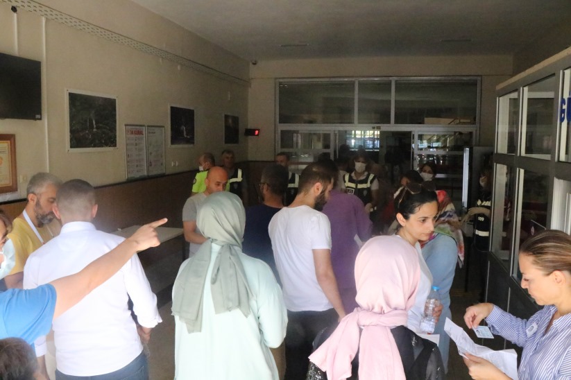 Sınava geç kalan KPSS adayları depar atarak içeri girdiler