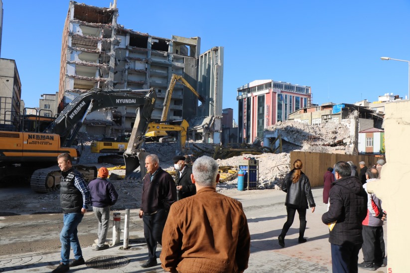 Samsun'da iş merkezinin yıkımını film izler gibi seyrettiler