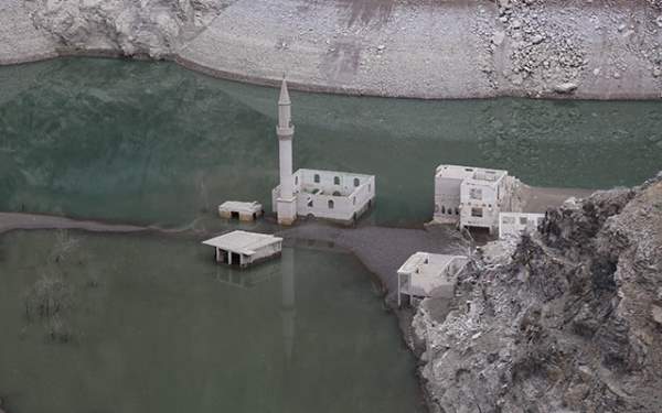 Teshikdagi obektning porno fotosurati