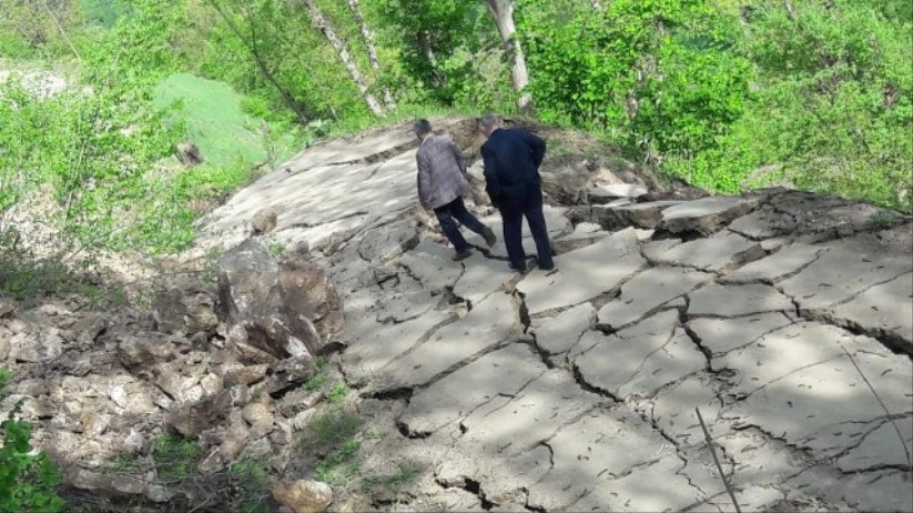 Eriyen kar suları heyelana neden oldu