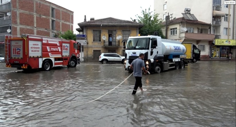 Bafra'da şiddetli yağmur! Rögar kapağına çarpan bir midibüste yangın çıktı