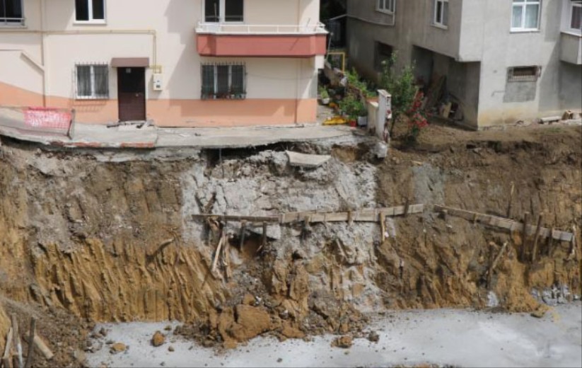 Samsun'da toprak kayması sonucu tahliye edilen bina sakinleri mağdur