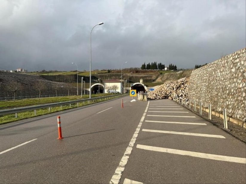 Sinop-Samsun karayolunda 200 metrelik istinat duvarı yıkıldı