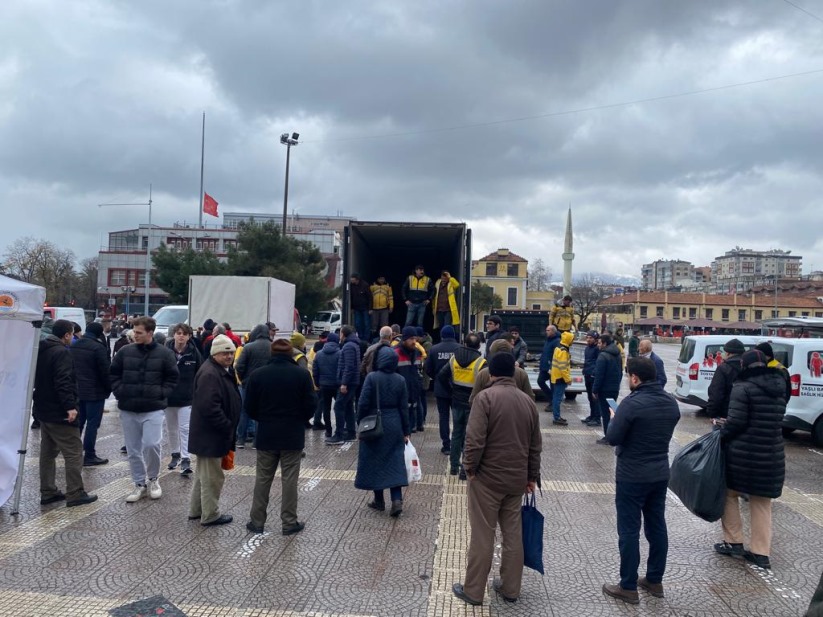 Samsunlular seferber oldu! Cumhuriyet Meydanı'nda tırlar yükleniyor! 