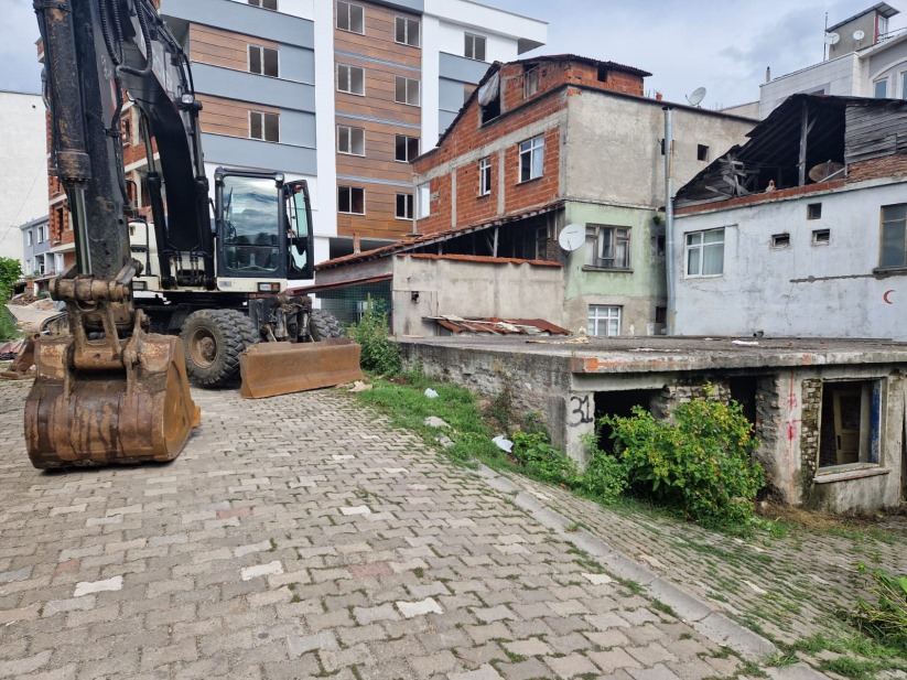 Salıpazarı Belediyesi İlçede Metruk Binaları Yıkıyor