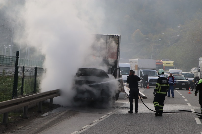 Samsun'da mobilya yüklü kamyonet alev alev yandı