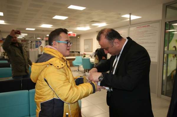 Sinop Belediye Başkanı Ayhan'dan yılbaşında çalışanlara ziyaret 