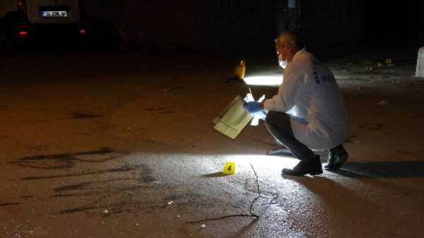 Adana'da bıçaklı saldırı: 1'i ağır 2 yaralı 