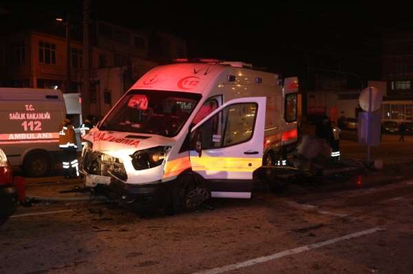 Ambulansın da karıştığı kazada 5 kişi yaralandı 