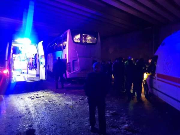 Yolcu otobüsü kaza yaptı: 9 yaralı 