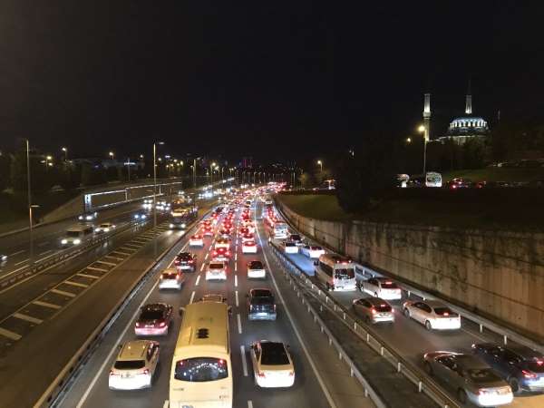 56 saatlik kısıtlama sonrası 15 Temmuz Şehitler Köprüsü'nde trafik yoğunluğu 