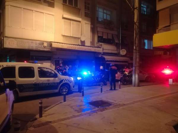 İzmir'de 'dur' ihtarına uymayan araç kaza yaptı 