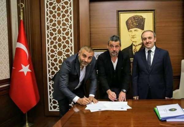 Ali Nail Durmuş, Valilik Makamında resmi sözleşmesini imzaladı 