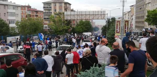 Kritik maç öncesi taraftalar BB Erzurumspor'u stadyuma meşalelerle uğurladı 