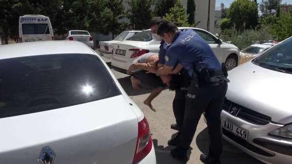 Babasını bıçakla kovaladığı iddia edilen şahıs, gazetecilere saldırdı