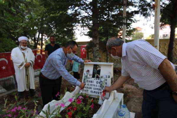 Başkan Arpacı, 1 Ağustos şehitlerine mezar başlarında dua etti 