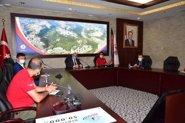 Rektör Ünal, Türkiye birincisi Tanyeli Roket Takımı'nı tebrik etti 