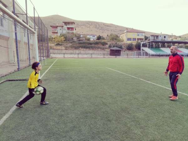 Minik kaleciler ona emanet 