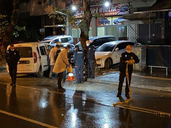 Sakarya'da eğlence mekanı önünde silahlı saldırı: 2 kardeş yaralı 