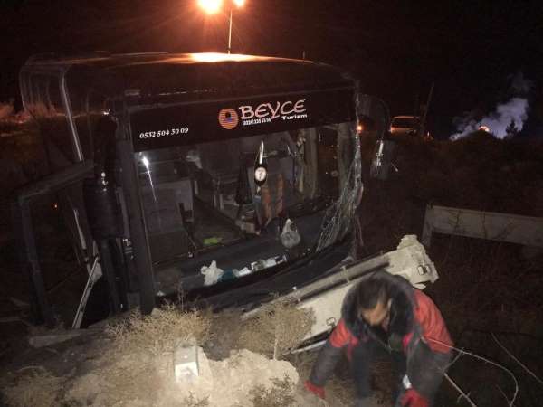 Bursaspor taraftarlarını taşıyan otobüs kaza yaptı: 19 yaralı 