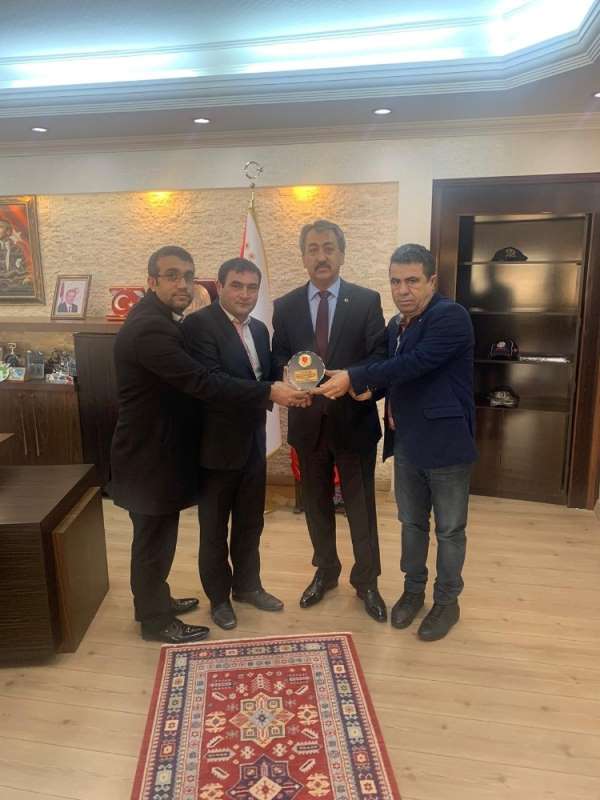 Şehit yakınlarından Emniyet Müdürü Kıraç'a plaket