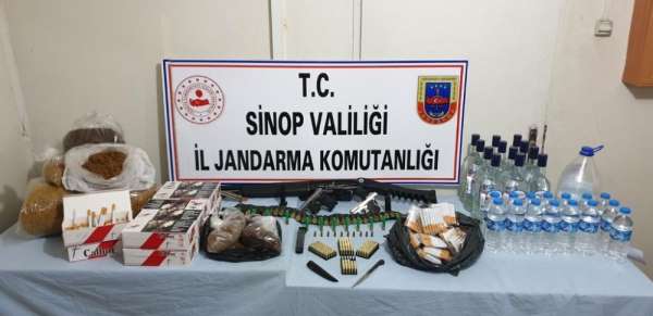 Sinop'ta etil alkol, kaçak tütün ve ruhsatsız silahlar ele geçirildi 