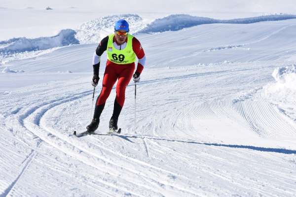 Bitlis'te 22 ilden 300 kayakçı kıyasıya yarışıyor 