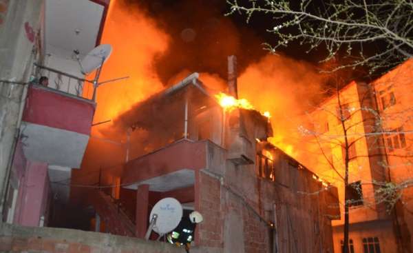 2 katlı bina alevlere teslim oldu