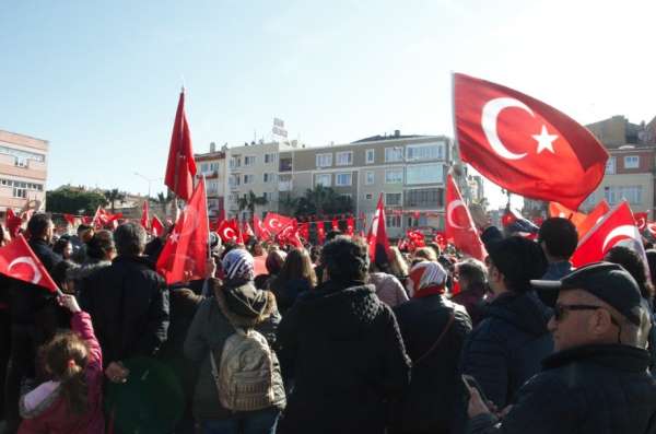Çanakkale'de yüzlerce kişi şehitler için düzenlenen bayrak yürüyüşüne katıldı