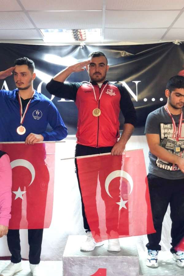 Tek bacağı ile kütüklerle antrenman yapan halterci Türkiye Şampiyonu oldu 