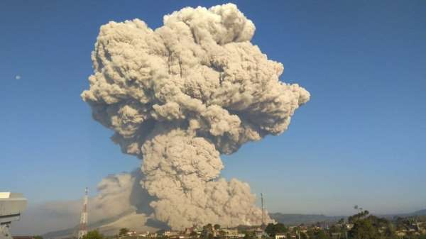 Endonezya'da Sinabung Yanardağı'nda patlama 