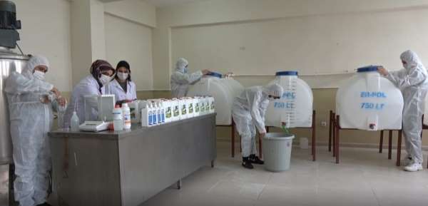 Erciş'teki öğrenciler 110 ton dezenfektan üreterek 2 milyon lira ciro yaptı 