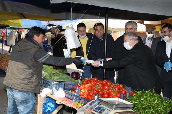 Başkan Demirtaş'tan pazar esnafına tıbbi maske ve eldiven 