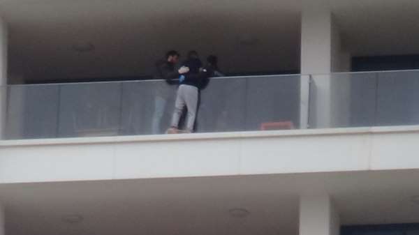 (Özel) Eşiyle kavga eden şahıs 29. kattaki evin balkonunda intihara kalkıştı