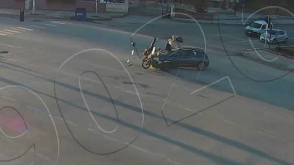 Feci kaza anları kamerada, otomobillerin çarptığı motosikletliler fırladı