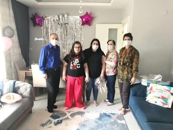 Burhaniye'de Şehit kızı Buğlem'e Kaymakam Öner'den yaş günü sürprizi