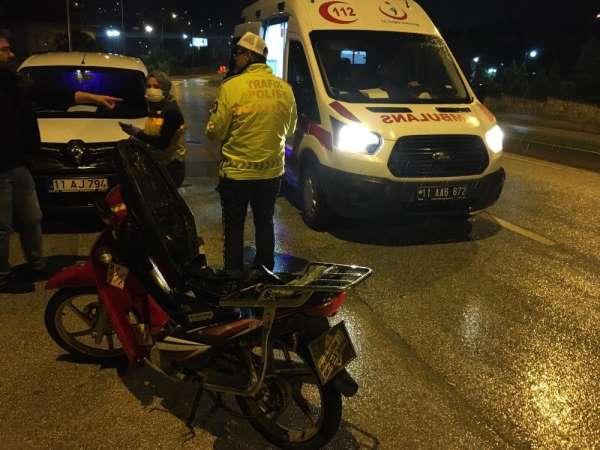 Ehliyetsiz sürücü arkasına 'Hatalıyım sıkıyorsa ara' yazdığı motosikletiyle kaza