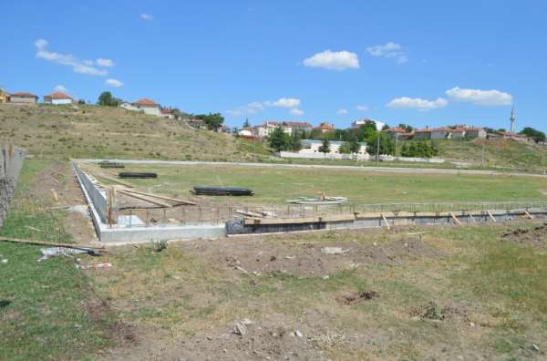 Beylikova'da sentetik çim saha yapım işleri başladı