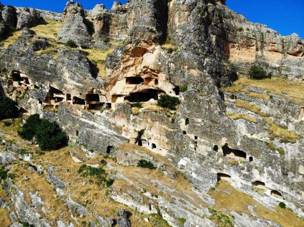 Binlerce yıllık geçmişi bulunan Hasuni Mağaraları turizme kazandırılmayı bekliyo