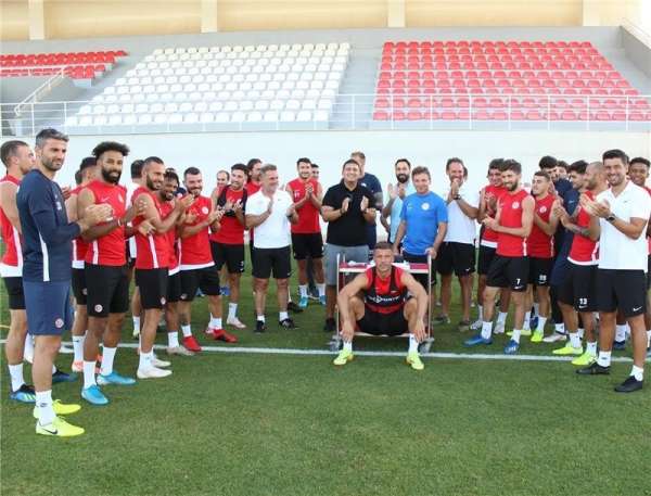FT Antalyaspor'da Teknik Direktör Tamer Tuna'ya doğum günü sürprizi 