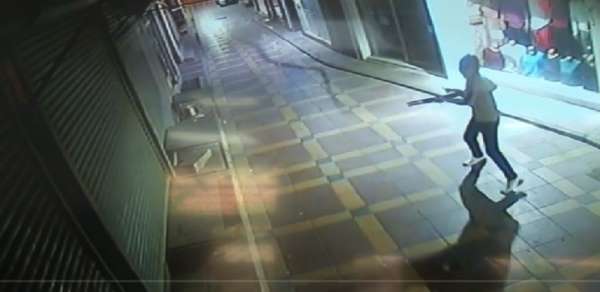 İzmir'de iş yerine pompalı tüfekle saldırı kamerada 