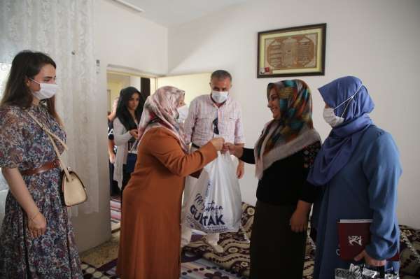 Başkan Gültak'ın eşi, bayramda şehit ailelerini ziyaret etti 