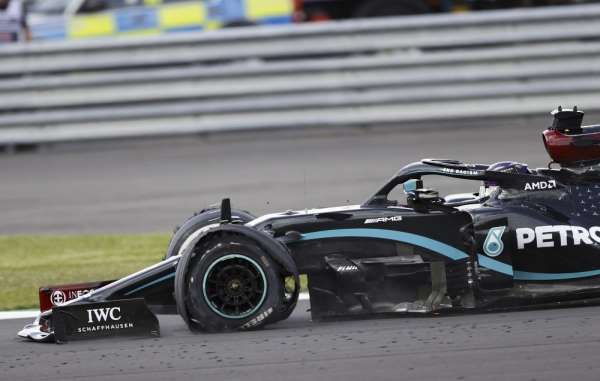 Lewis Hamilton patlak lastikle kazandı 